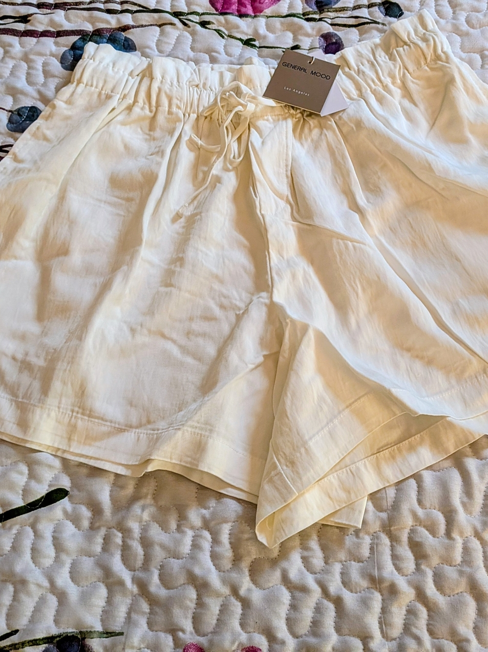 General Mood Women's Cream Drawstring Shorts